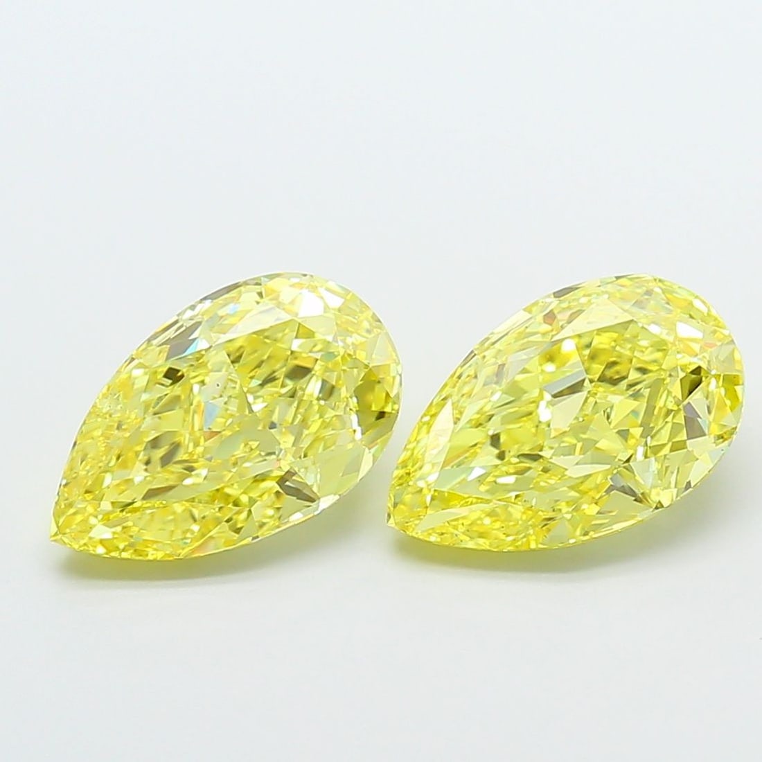 Loose Diamond - PEAR 4.05ct Fancy Vivid Yellow VS1: Loose Diamond - PEAR 4.05ct Fancy Vivid Yellow VS1 Source: This is a real non-mined Diamond that has been grown in a lab Shape: PEAR Carats: 4.05 Color: Fancy Vivid Yellow Certification: IGI Video: