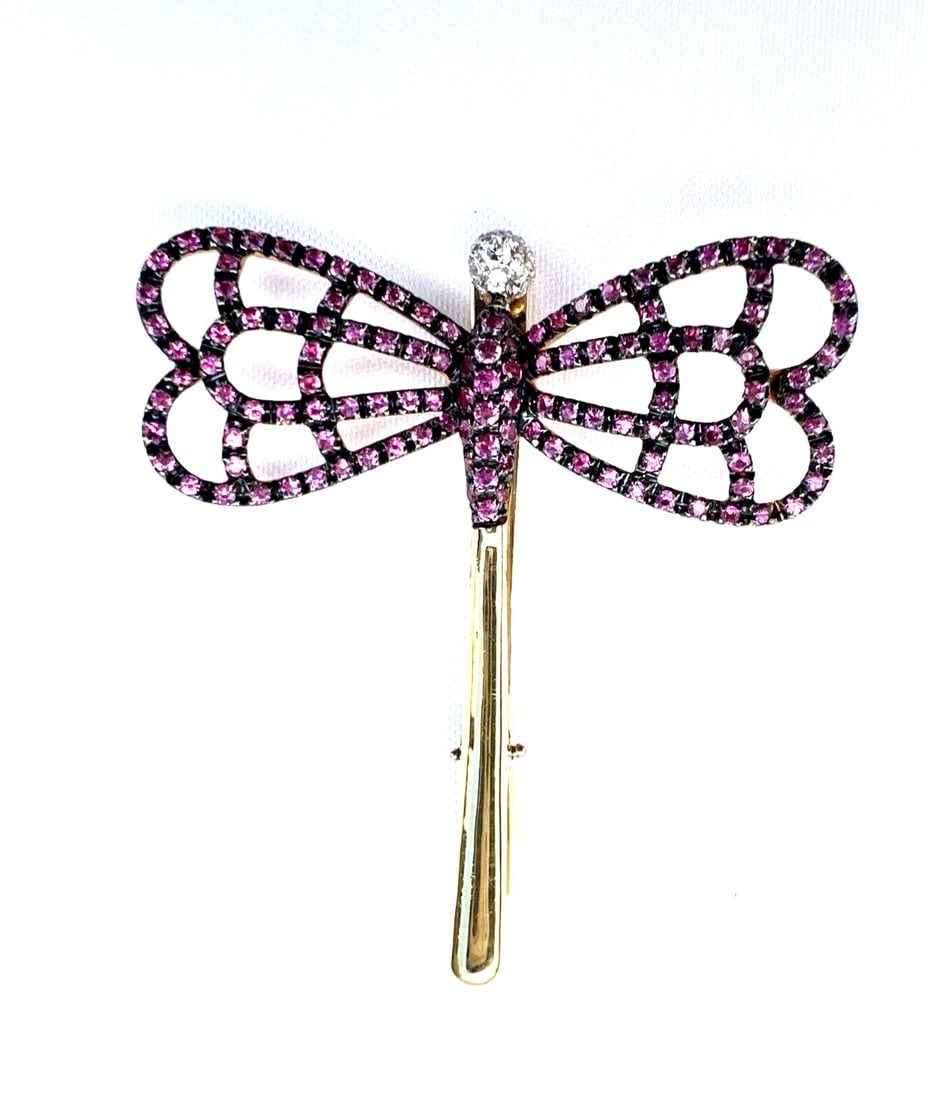 French 18K Yellow Gold Pink Sapphire Diamond Clip Jewelry: French 18K Yellow Gold Pink Sapphire Diamond Clip Jewelry This stunning French clip is crafted from luxurious 18K yellow gold, featuring exquisite pink sapphires and sparkling diamonds. Weighing 8.20 