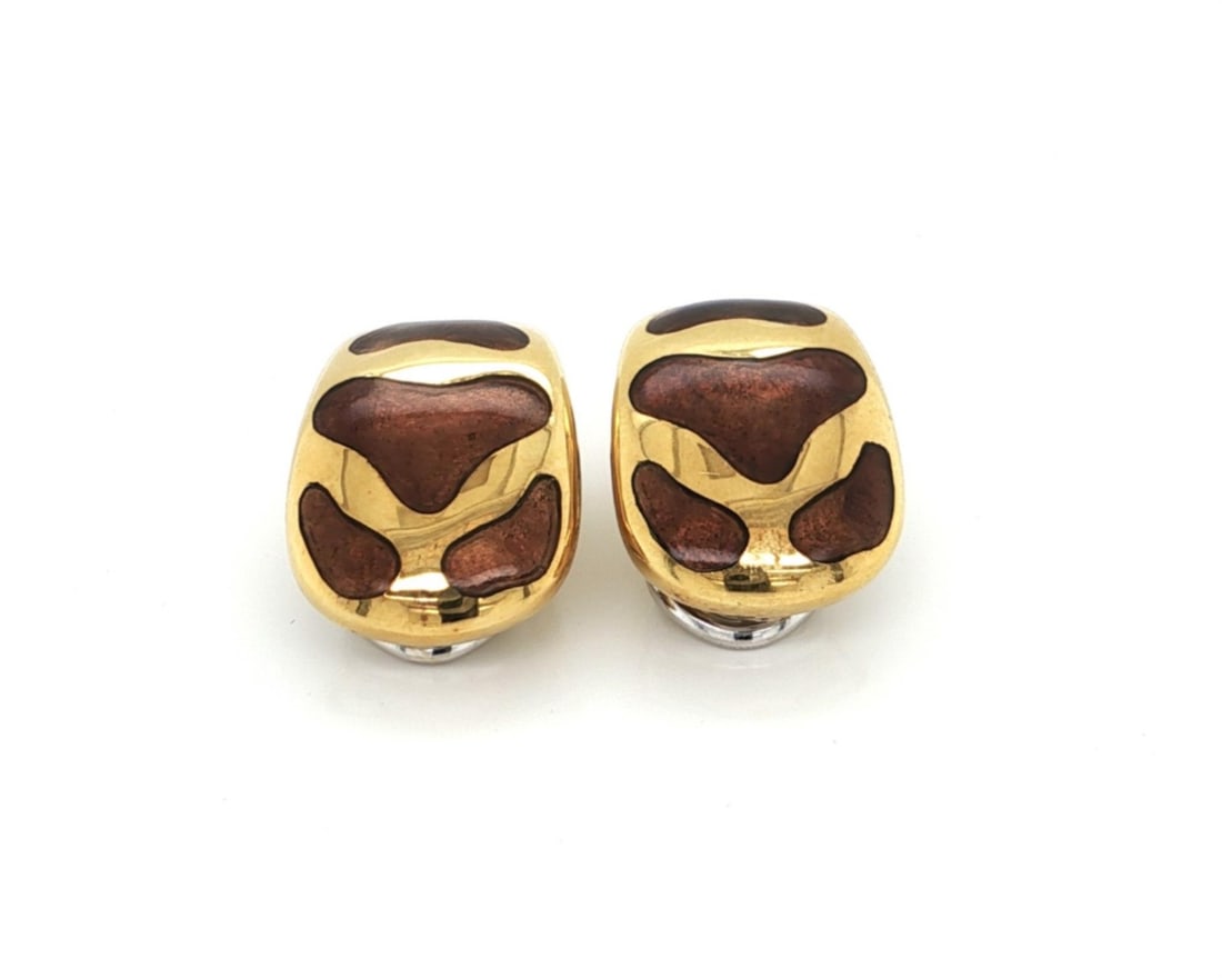 Roberto Coin Animalier 18k Yellow Gold Giraffe Huggie Earrings: Roberto Coin Animalier 18k Yellow Gold Giraffe Huggie Earrings These Roberto Coin Animalier huggie earrings feature a giraffe motif with enamel detailing and are crafted in 18k yellow gold. The sculpt