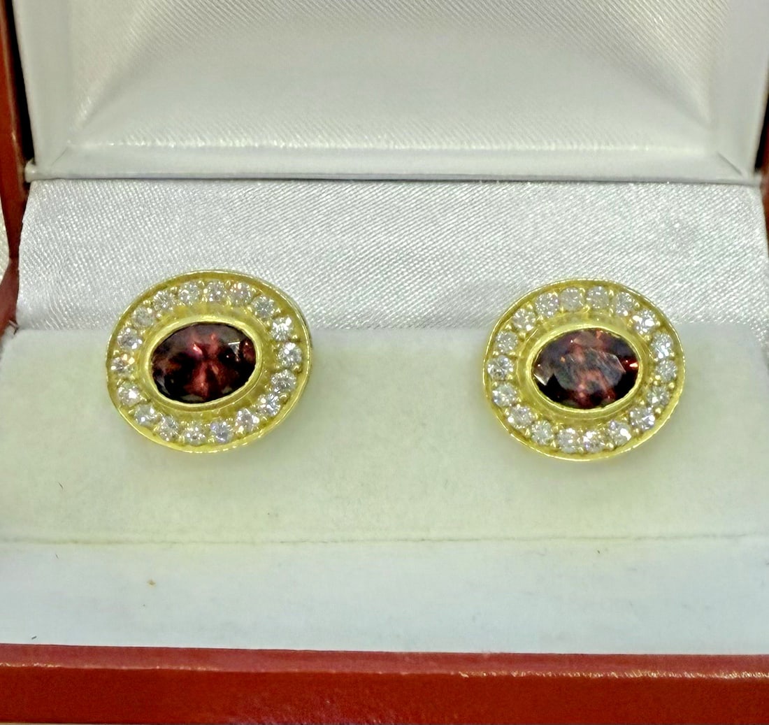 Kieselstein-Cord 18K Gold Diamond Garnet Stud Earrings: Kieselstein-Cord 18K Gold Diamond Garnet Stud Earrings Presenting a stunning pair of Kieselstein-Cord earrings, expertly crafted from 18k yellow gold and adorned with beautiful diamond and garnet acce