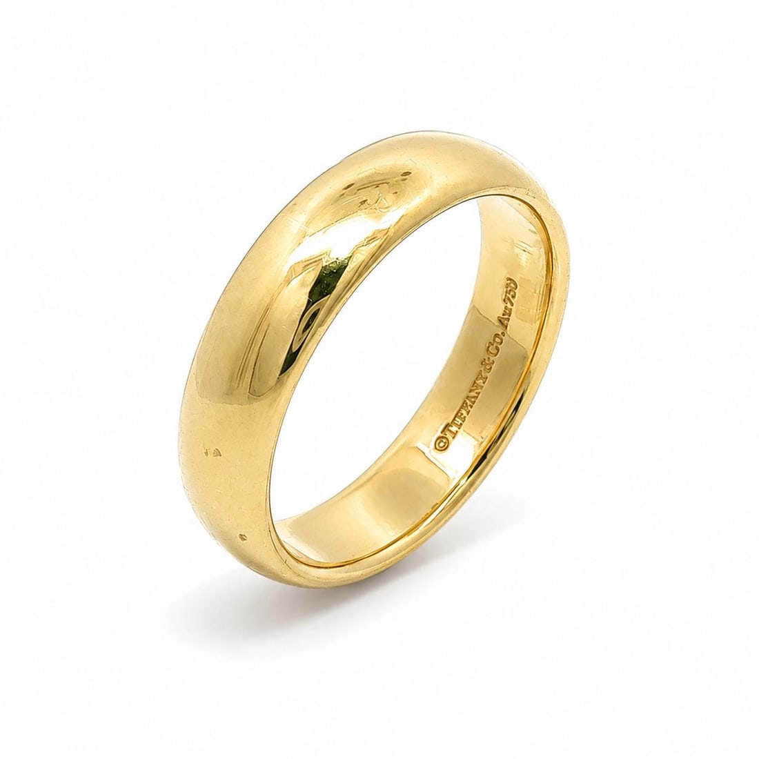 Mens 18k Yellow Gold Wedding Band Ring Tiffany Co Size 11 5.85mm: Mens 18k Yellow Gold Wedding Band Ring Tiffany Co Size 11 5.85mm A classic men's wedding band ring in solid 18k yellow gold by Tiffany & Co. The ring is size 11 and features a 5.85 mm wide profile wit