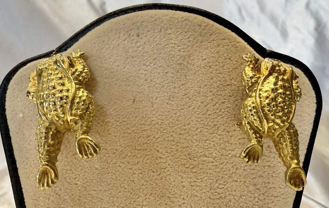 18K Yellow Gold Frog Huggie Stud Earrings: 18K Yellow Gold Frog Huggie Stud Earrings This exquisite pair of 18K yellow gold frog earrings features a charming huggie stud design, perfect for adding a unique touch to your jewelry collection. Cra