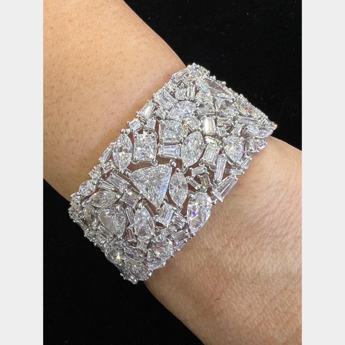 Platinum Diamond Bracelet with GIA and EGL Certification 88.25 Carats: Platinum Diamond Bracelet with GIA and EGL Certification 88.25 Carats This platinum bracelet features a total of approximately 88.25 carats of diamonds, set with 277 stones in total. It includes five 