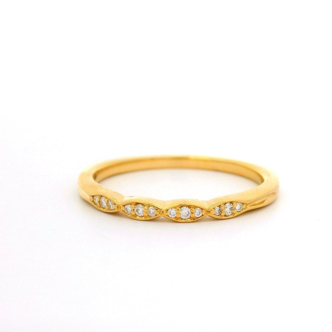 Ritani 18k Gold Stackable Band Ring with 0.10ctw Diamonds Size 9: Ritani 18k Gold Stackable Band Ring with 0.10ctw Diamonds Size 9 This exquisite stackable band ring features a stunning arrangement of twelve round brilliant cut diamonds, totaling approximately 0.10 