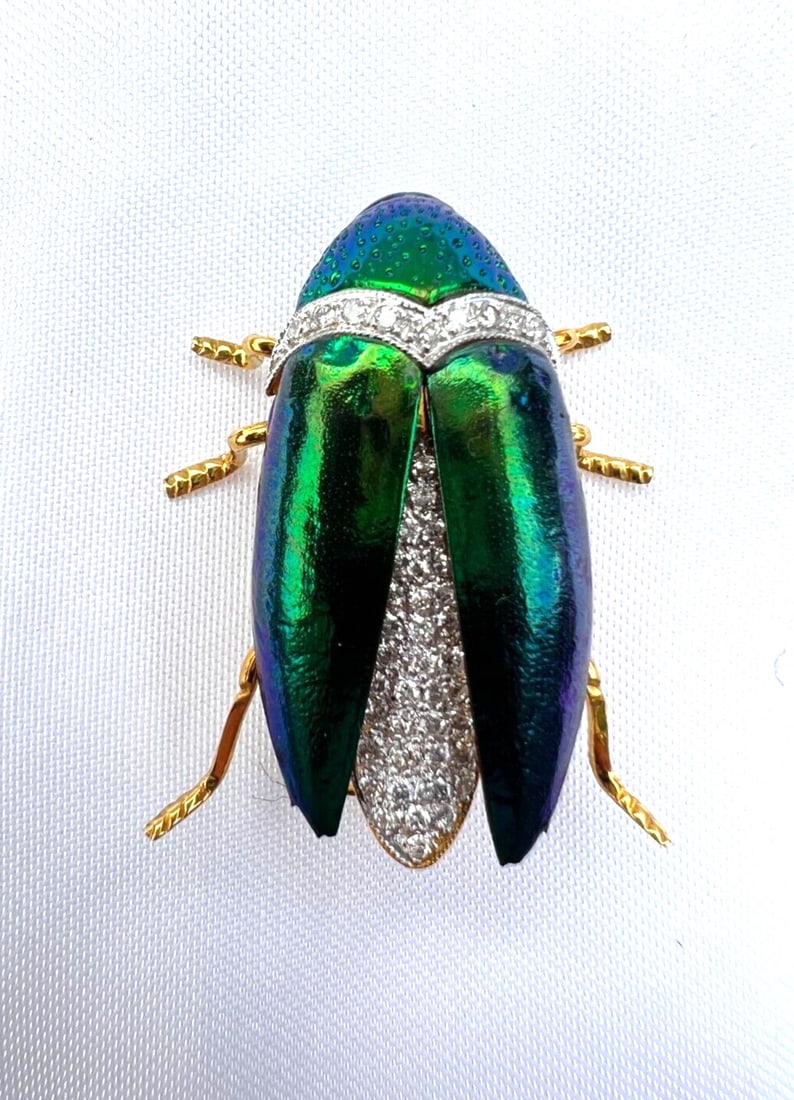 French 18K Yellow Gold Diamond Beetle Brooch Signed Hallmarked: French 18K Yellow Gold Diamond Beetle Brooch Signed Hallmarked This exquisite French brooch features a stunning beetle design crafted in 18K yellow gold, adorned with approximately 0.45 ct of G VS dia