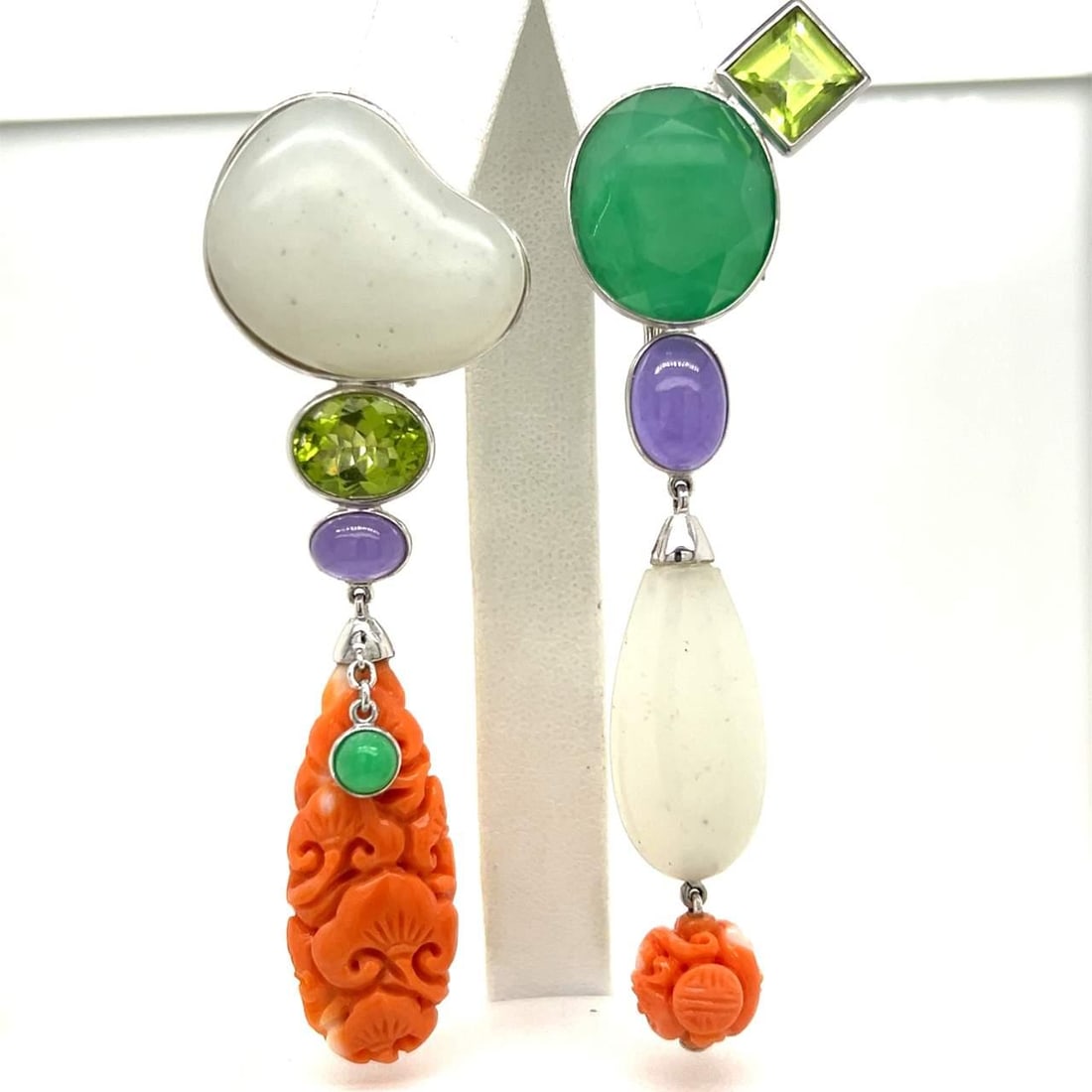 Elegant 18K Gold Coral Peridot 3 Inch Earrings: Elegant 18K Gold Coral Peridot 3 Inch Earrings These exquisite 18K earrings feature vibrant coral and peridot gemstones, creating a stunning contrast. Weighing 29.9 grams, they are elegantly designed 