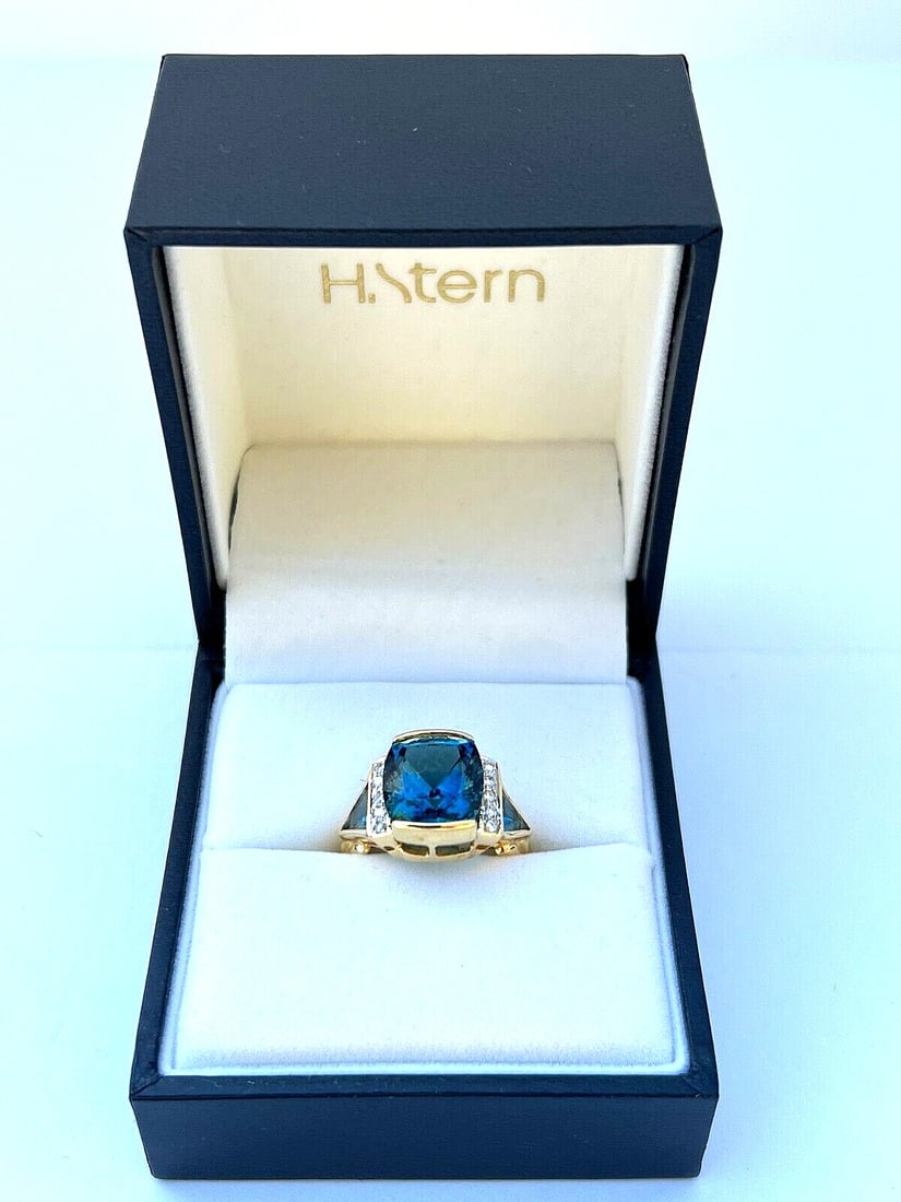 H.Stern 18K Yellow Gold Diamond Topaz Ring with Box Size 6-8: H.Stern 18K Yellow Gold Diamond Topaz Ring with Box Size 6-8 This exquisite ring by H. Stern showcases a stunning combination of 18K yellow gold, diamond, and topaz. Designed for comfort, it accommoda