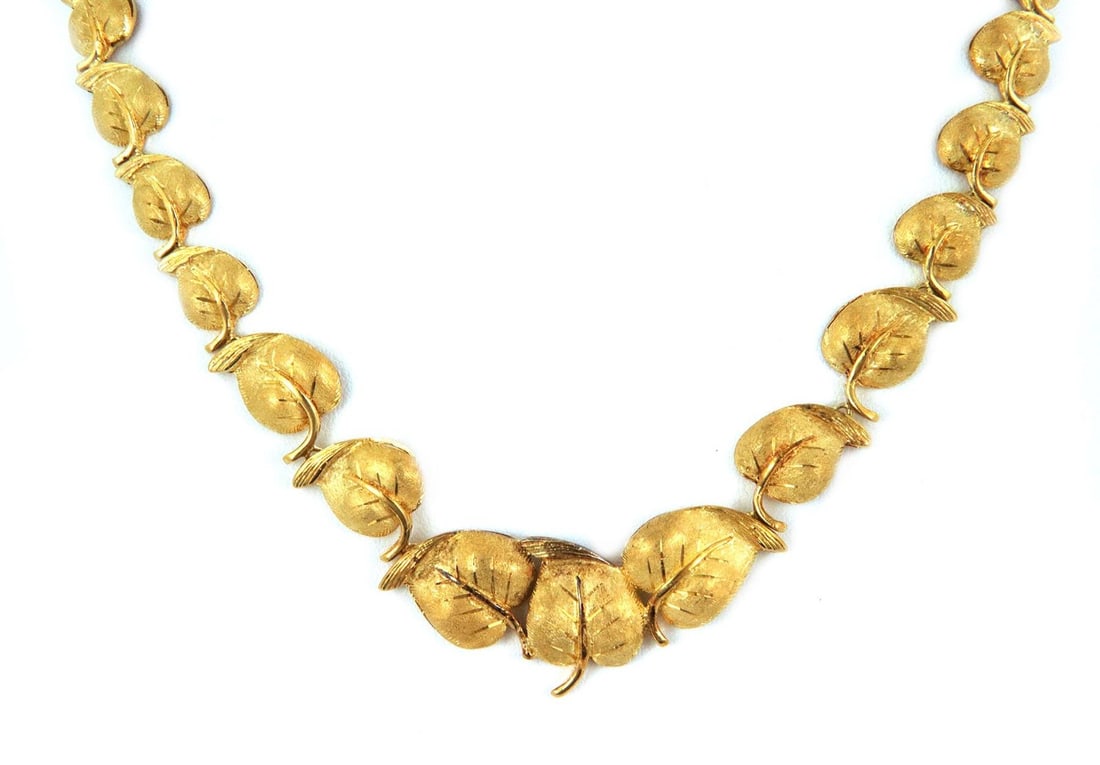 18k Yellow Gold Graduated Leaf Collar Necklace Estate Made in Italy: 18k Yellow Gold Graduated Leaf Collar Necklace Estate Made in Italy This exquisite estate collar necklace showcases a stunning design crafted from 18k yellow gold, sourced from Italy. The necklace fea