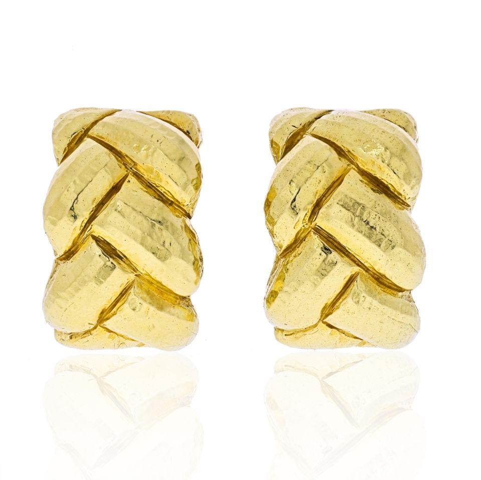 David Webb 18K Gold Hammered Braid Huggie Earrings Vintage Style: David Webb 18K Gold Hammered Braid Huggie Earrings Vintage Style These stunning huggie earrings are crafted from 18K yellow gold, featuring a unique hammered braid design that adds a touch of elegance