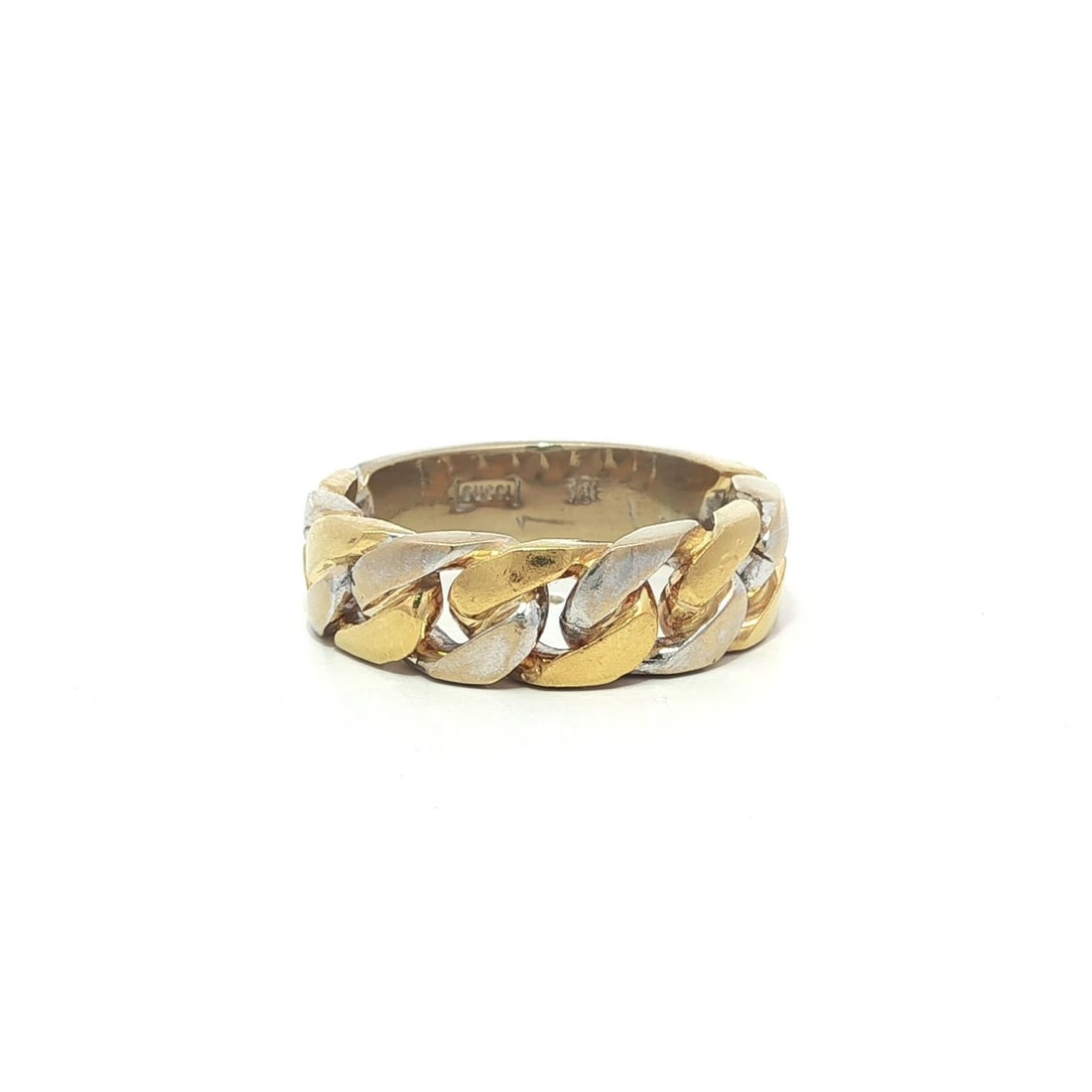 Vintage Gucci 18k Yellow White Gold Curb Link Band Ring with Box: Vintage Gucci 18k Yellow White Gold Curb Link Band Ring with Box This exquisite vintage band ring from Gucci is crafted from solid 18k yellow and white gold, showcasing a curb link design. Weighing 7.