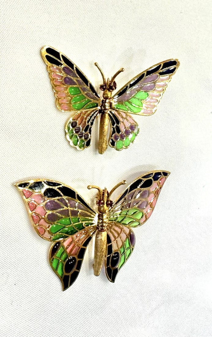 Exquisite Set of 2 European 18K Gold Ruby Enamel Butterfly Brooches: Exquisite Set of 2 European 18K Gold Ruby Enamel Butterfly Brooches This exquisite set features two European plique-a-jour 18K gold ruby enamel brooches designed as butterflies, showcasing meticulous 
