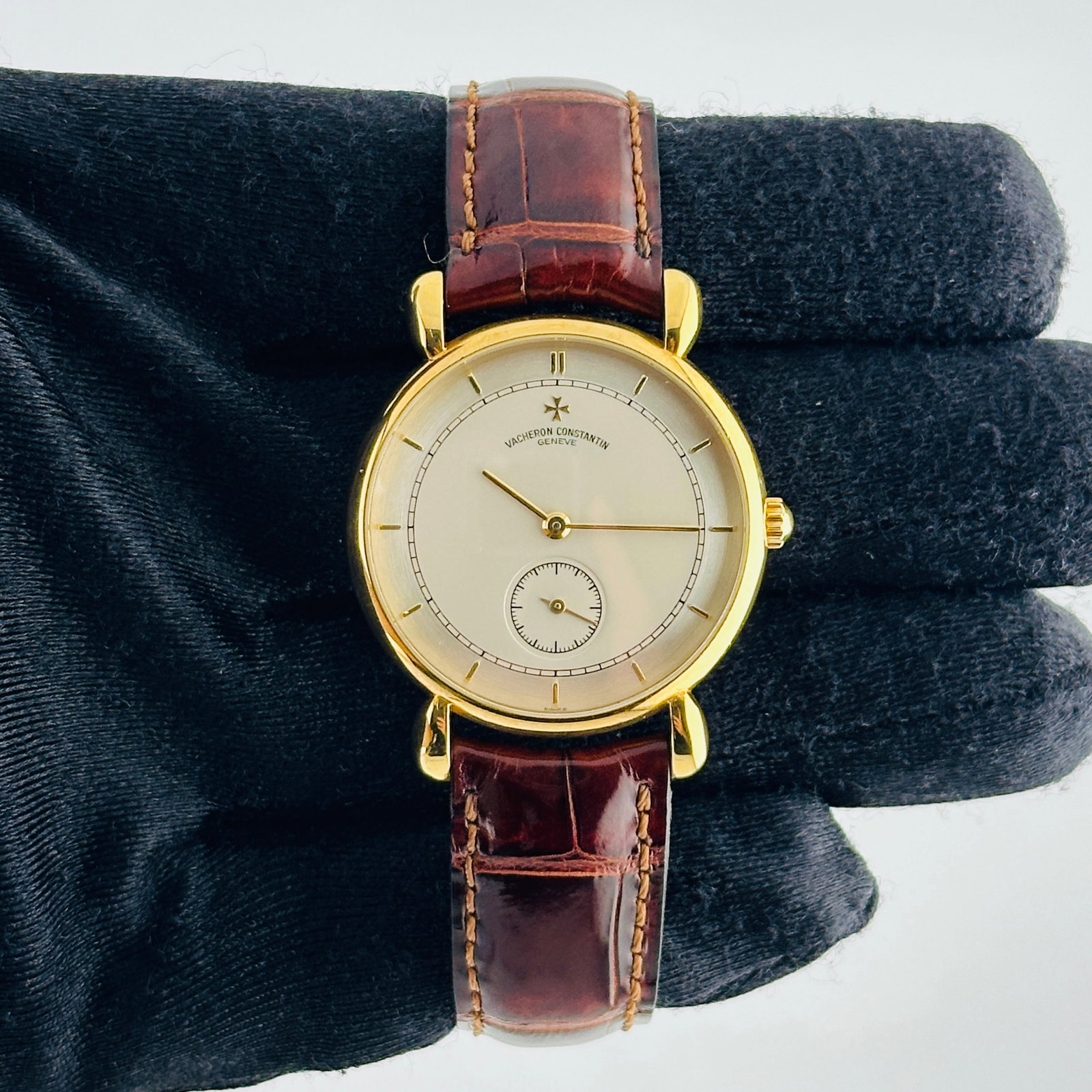 Les Historiques Vacheron Constantin Silver Gold Stick Dial Leather Watch Ref 92084 000J-4: Les Historiques Vacheron Constantin Silver Gold Stick Dial Leather Watch Ref 92084 000J-4 This Vacheron Constantin Les Historiques watch features a refined silver and gold stick dial, complemented by 