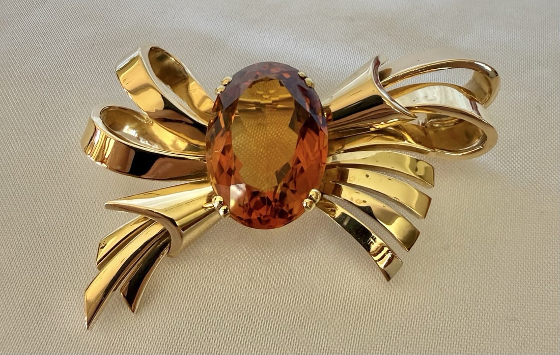 French 18K Yellow Gold Brooch with Citrine Gemstone: French 18K Yellow Gold Brooch with Citrine Gemstone This French retro brooch features 18K yellow gold and a prominent citrine gemstone. Expertly crafted in France, the brooch showcases intricate detai