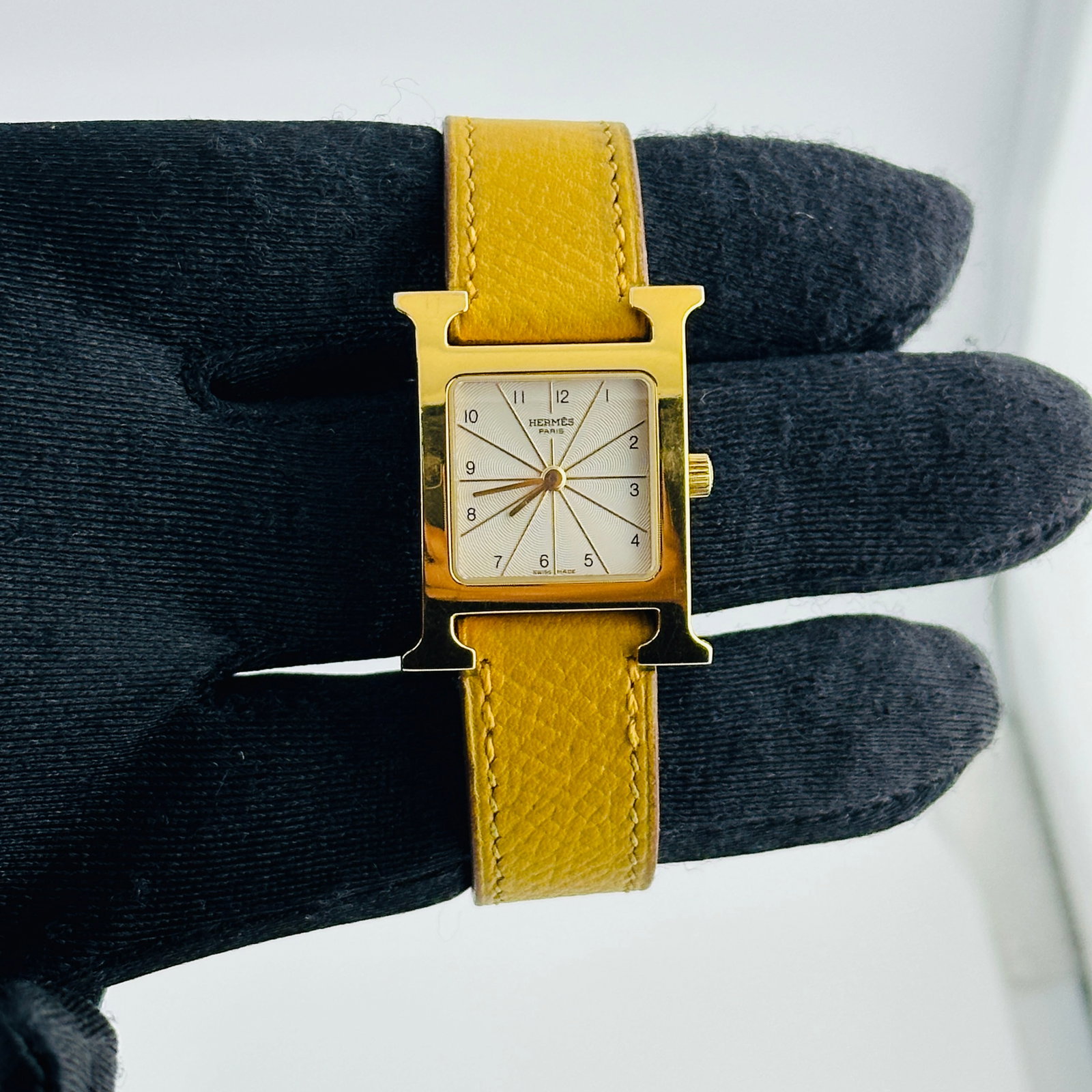 Hermes H Series HH1.201 Ladies Watch White Dial Leather Strap: Hermes H Series HH1.201 Ladies Watch White Dial Leather Strap This Hermes H timepiece features a white dial, a fixed bezel, and a leather bracelet. Designed specifically for ladies, it carries the ref