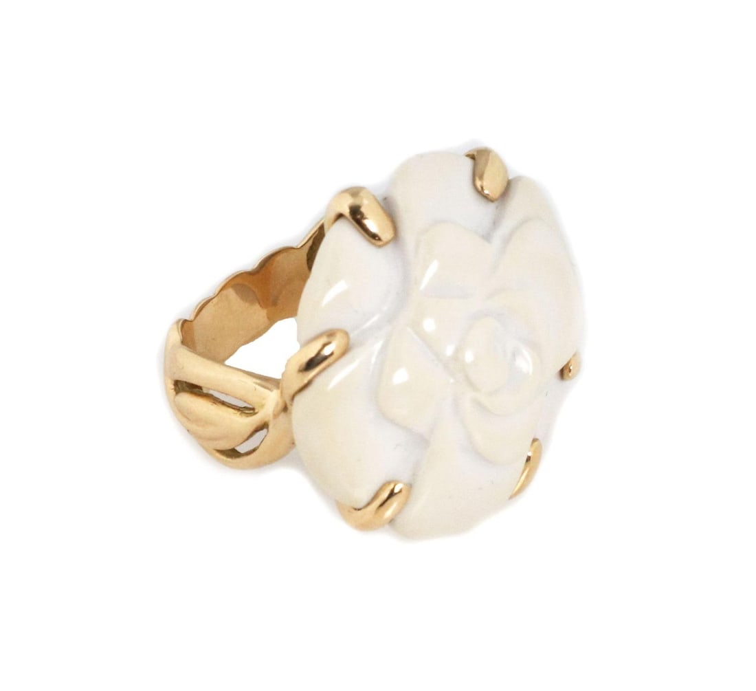 Chanel Camellia White Agate Flower 18k Gold Ring Size 4.75: Chanel Camellia White Agate Flower 18k Gold Ring Size 4.75 This exquisite ring from Chanel's renowned Camellia collection showcases a beautifully carved camellia flower made from a single piece of pol