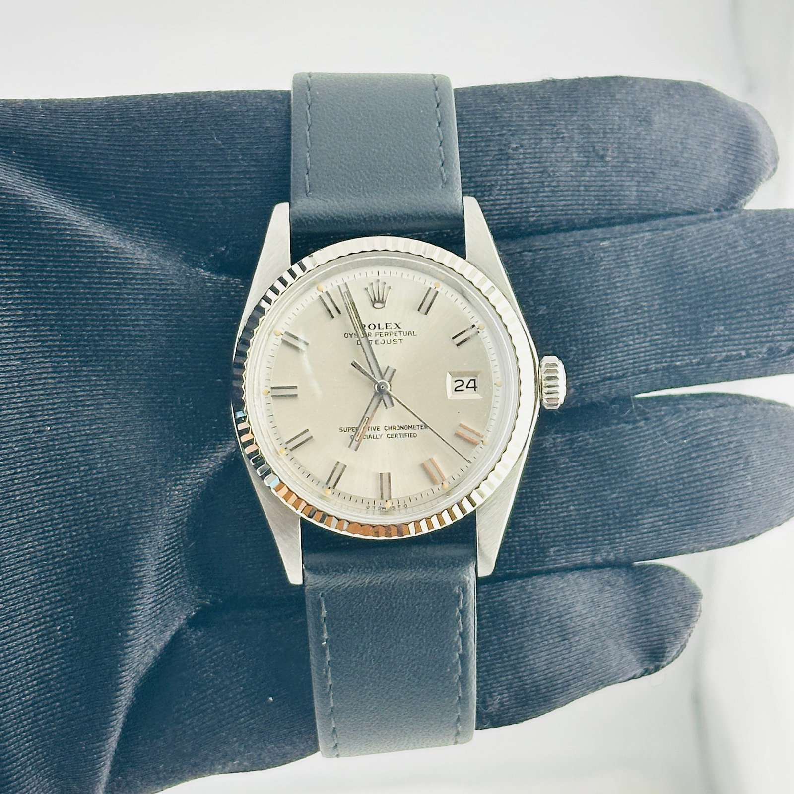 Rolex Datejust 1601 Silver Sigma Dial Fluted Bezel Leather Band: Rolex Datejust 1601 Silver Sigma Dial Fluted Bezel Leather Band This is a Rolex Datejust watch featuring a silver stick Sigma dial and a fluted bezel. The watch is equipped with a generic leather band
