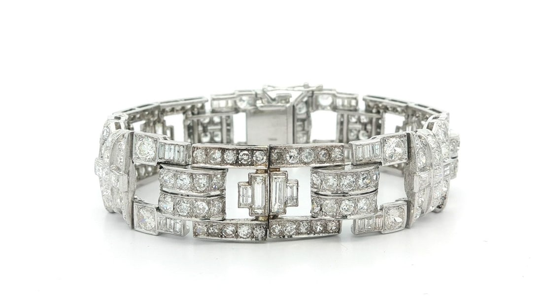 Art Deco Platinum Diamond Bracelet 7.26ctw Baguette Old European Cut: Art Deco Platinum Diamond Bracelet 7.26ctw Baguette Old European Cut This exquisite Antique Art Deco bracelet showcases a dazzling array of natural diamonds totaling approximately 7.26 carats. The pie