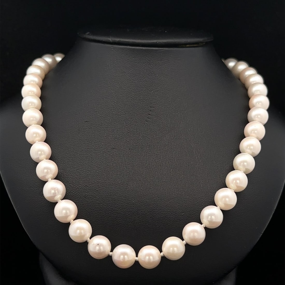 Elegant 8-8.75mm Pearl Necklace with 14k Yellow Gold Clasp: Elegant 8-8.75mm Pearl Necklace with 14k Yellow Gold Clasp This exquisite Classic Single Strand Pearl Necklace features 46 genuine cultured pearls, each displaying a beautiful off-white color with a l