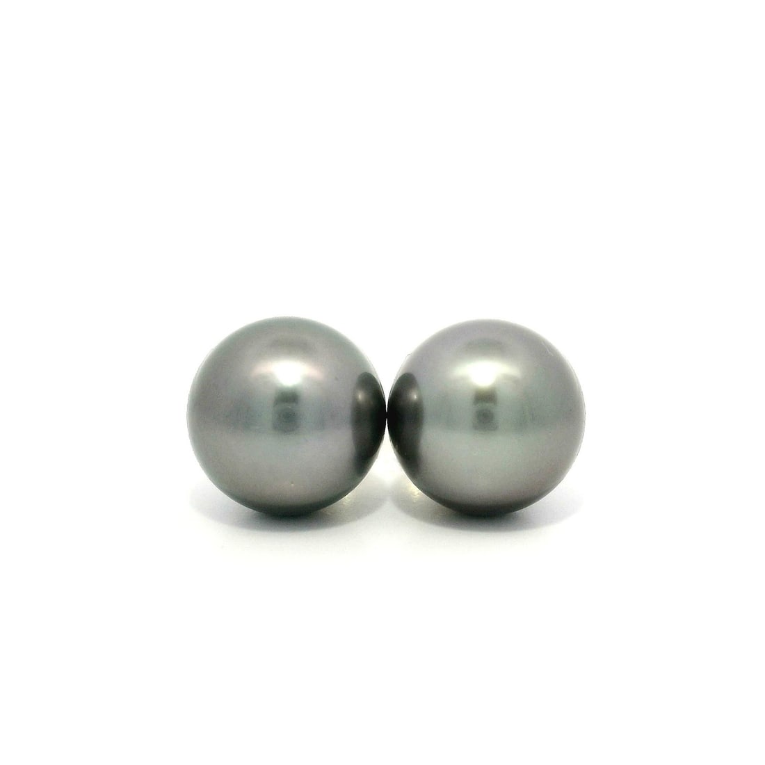 14k Yellow Gold 10mm Gray Tahitian Pearl Stud Earrings: 14k Yellow Gold 10mm Gray Tahitian Pearl Stud Earrings Elevate your style with these elegant stud earrings featuring genuine 10mm gray Tahitian pearls. The round pearls exhibit a beautiful luster and 