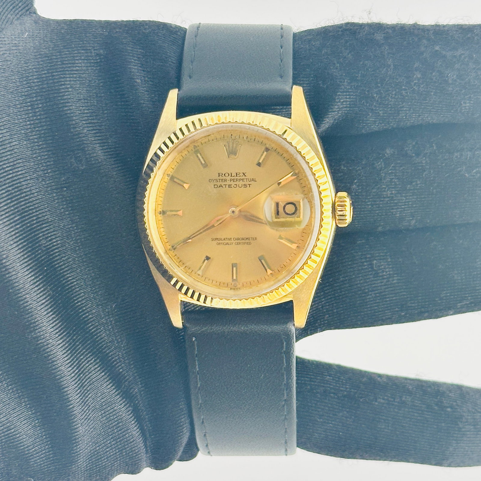 Rolex Datejust 1601 Champagne Stick Dial Leather Band: Rolex Datejust 1601 Champagne Stick Dial Leather Band This Rolex Datejust features a champagne stick dial and a fluted bezel, offering a classic and timeless appearance. The watch is equipped with a g