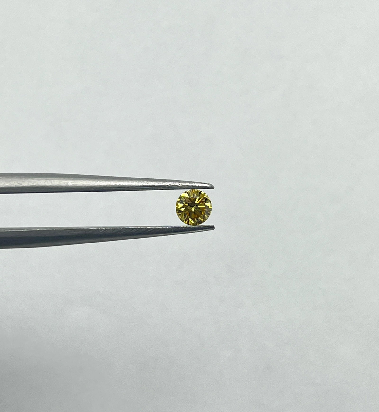 Loose Diamond - ROUND 0.24ct Fancy Vivid Yellow: Loose Diamond - ROUND 0.24ct Fancy Vivid Yellow Source: Natural Shape: ROUND Carats: 0.24 Color: Fancy Vivid Yellow Certification: GIA Video: