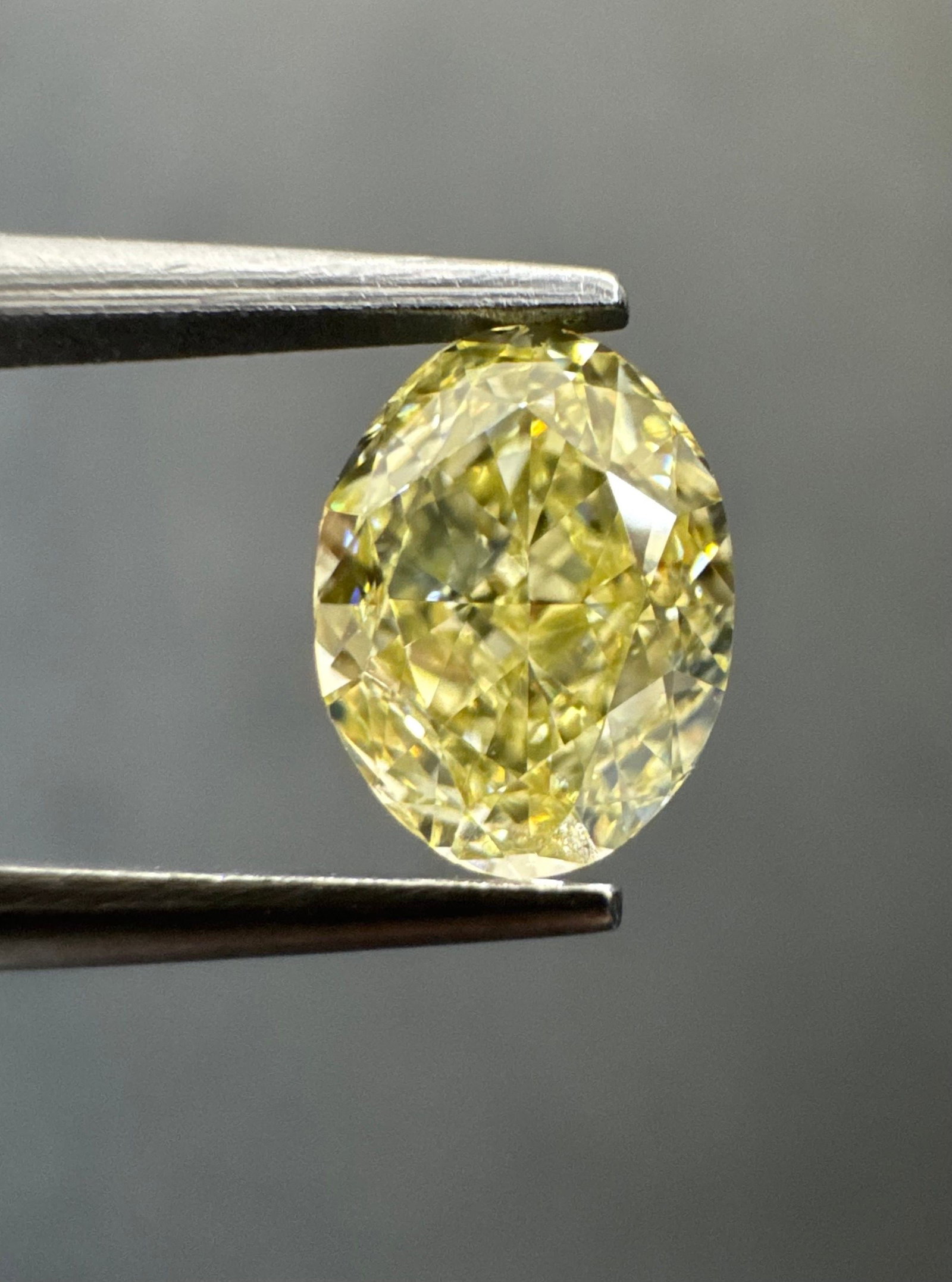 Loose Diamond - OVAL 1.02ct Fancy Yellow VS1: Loose Diamond - OVAL 1.02ct Fancy Yellow VS1 Source: Natural Shape: OVAL Carats: 1.02 Color: Fancy Yellow Certification: GIA The Diamond Depot Guarantee: All items in this auction are guaranteed to be