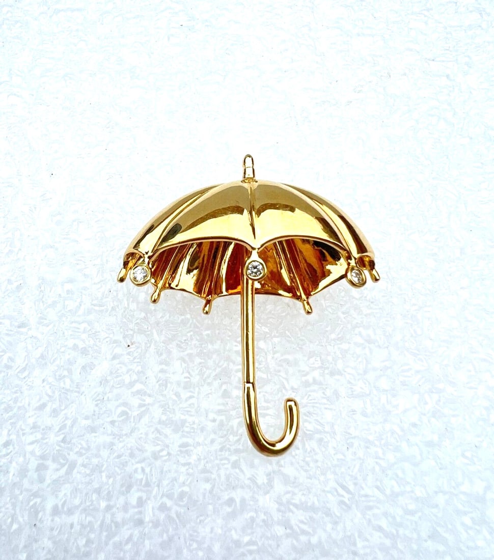 Tiffany & Co 18K Yellow Gold Diamond Umbrella Brooch with Box: Tiffany & Co 18K Yellow Gold Diamond Umbrella Brooch with Box Presenting a stunning Tiffany & Co. brooch, expertly crafted in 18K yellow gold. This exquisite piece features a unique umbrella design, a