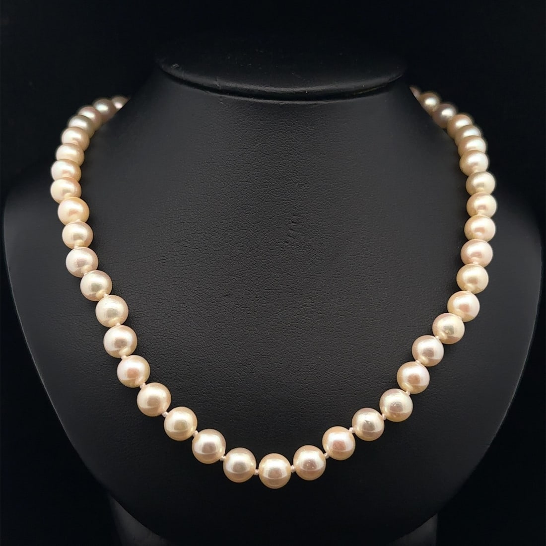 Elegant 6.5-7mm Cultured Pearl Necklace 14k White Gold Clasp: Elegant 6.5-7mm Cultured Pearl Necklace 14k White Gold Clasp Elevate your elegance with this classic 6.5-7mm cultured pearl strand necklace, beautifully designed with a 14k white gold filigree clasp. 