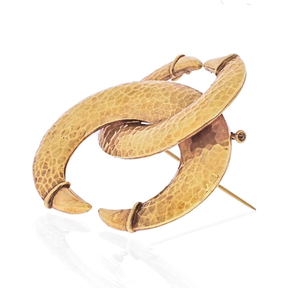 David Webb 18K Yellow Gold Vintage Interlocking Crescent Brooch: David Webb 18K Yellow Gold Vintage Interlocking Crescent Brooch This stunning vintage brooch features an interlocking crescent motif crafted from hand-hammered 18K yellow gold, weighing 34.8 grams. Wi