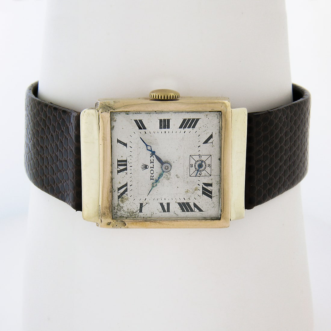 Rolex 9k Rose Gold Square Hand Wind Wristwatch 15 Jewel: Rolex 9k Rose Gold Square Hand Wind Wristwatch 15 Jewel This antique Art Deco Rolex wristwatch features a solid 9k rose gold square case and a mechanical hand-wound movement with 15 jewels. The watch 