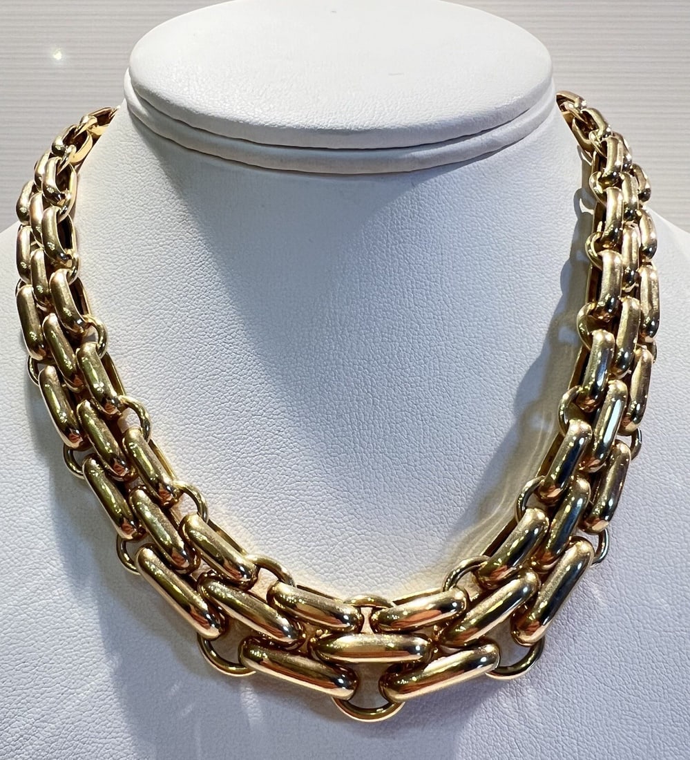 Italian 14K Yellow Gold Necklace Chain Signed and Hallmarked: Italian 14K Yellow Gold Necklace Chain Signed and Hallmarked This exquisite Italian necklace is crafted from 14K yellow gold, showcasing exceptional detail and craftsmanship. Fully signed and hallmark