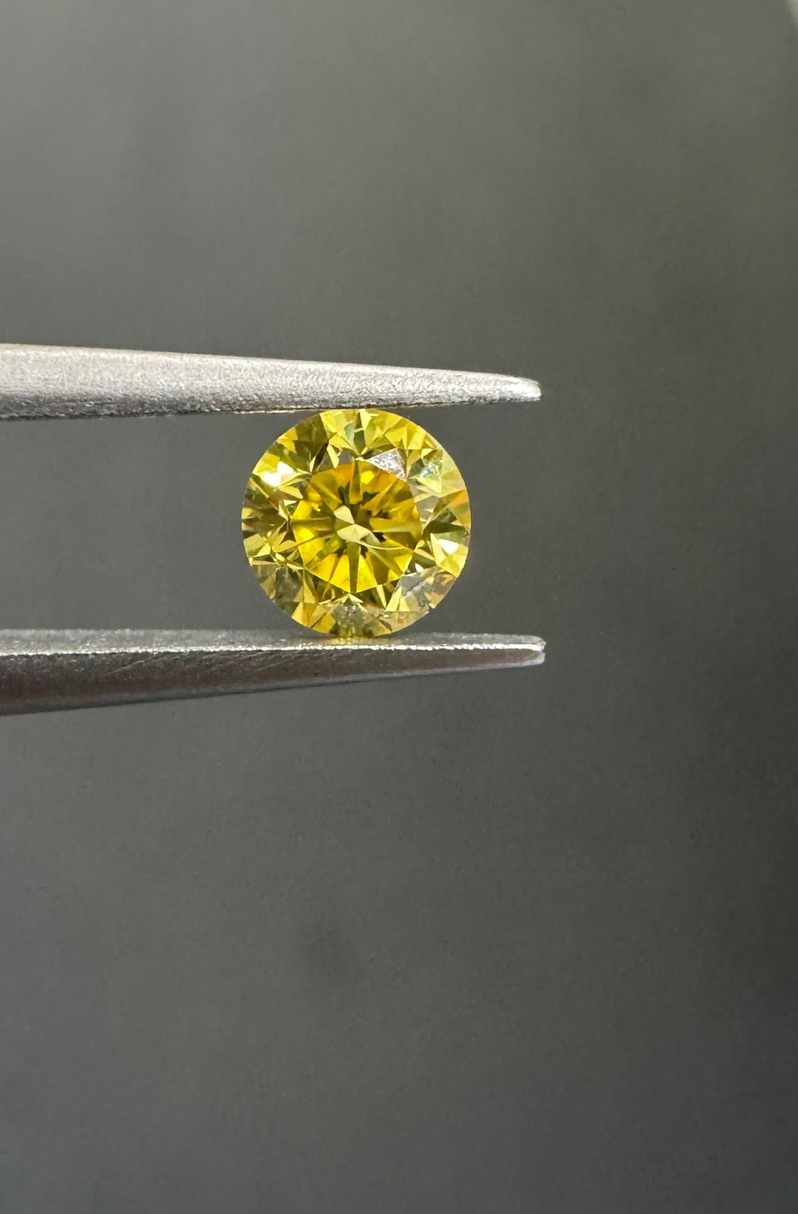 Loose Diamond - ROUND 0.27ct Fancy Vivid Yellow SI2: Loose Diamond - ROUND 0.27ct Fancy Vivid Yellow SI2 Source: Natural Shape: ROUND Carats: 0.27 Color: Fancy Vivid Yellow Certification: GIA The Diamond Depot Guarantee: All items in this auction are gu