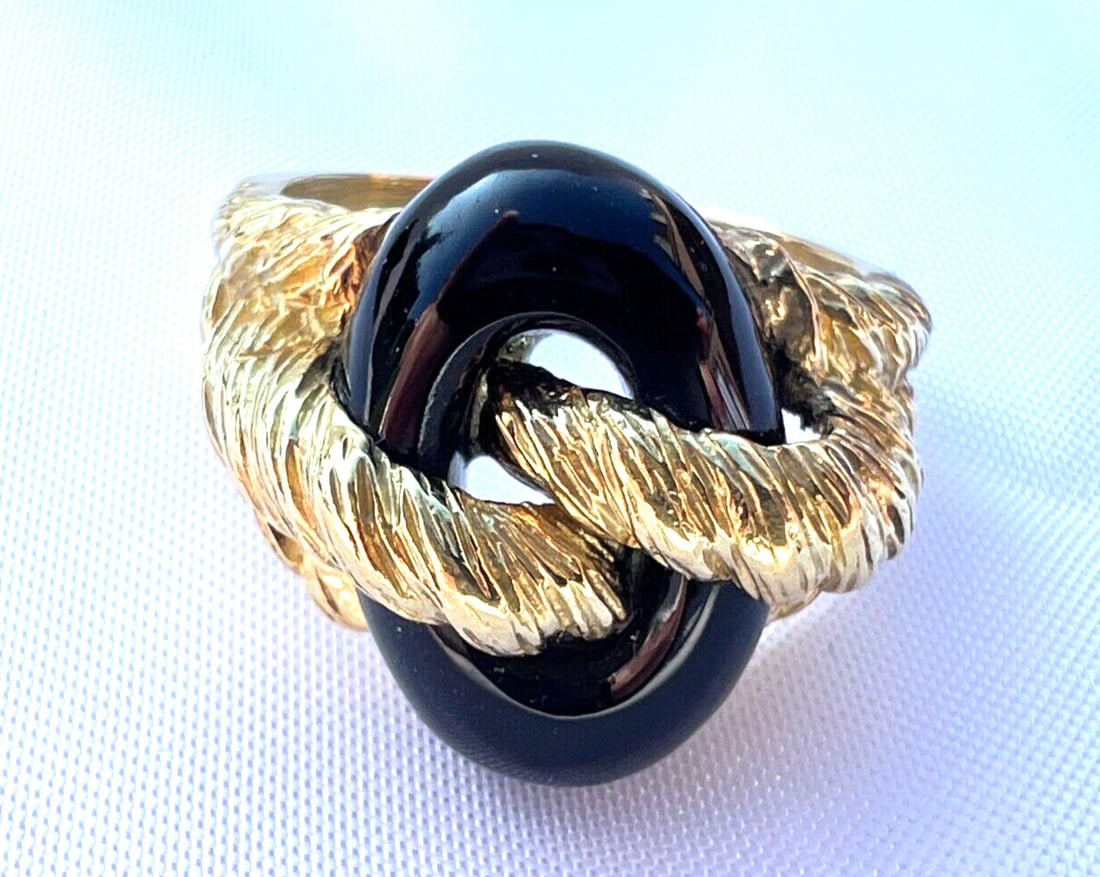 Italian COM 18K Gold Black Onyx Ring Size 10.25: Italian COM 18K Gold Black Onyx Ring Size 10.25 This exquisite Italian ring by 'COM' is crafted from 18K yellow gold and features a striking black onyx stone. Designed in a size 10.25, this ring is a 