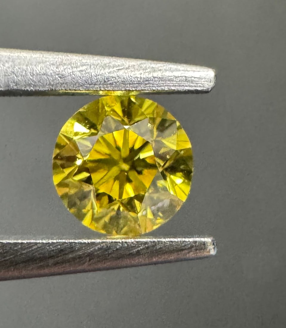 Loose Diamond - ROUND 0.2ct Fancy Vivid Yellow VS2: Loose Diamond - ROUND 0.2ct Fancy Vivid Yellow VS2 Source: Natural Shape: ROUND Carats: 0.2 Color: Fancy Vivid Yellow Certification: GIA The Diamond Depot Guarantee: All items in this auction are guar
