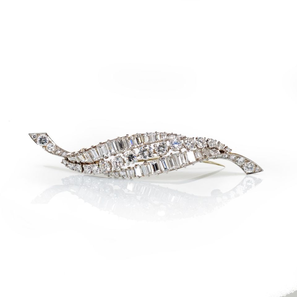 Van Cleef & Arpels Platinum Diamond Brooch 12.50 cttw Signed VCA: Van Cleef & Arpels Platinum Diamond Brooch 12.50 cttw Signed VCA This exquisite Van Cleef & Arpels brooch is crafted from high-quality platinum and showcases an impressive total diamond weight of appr