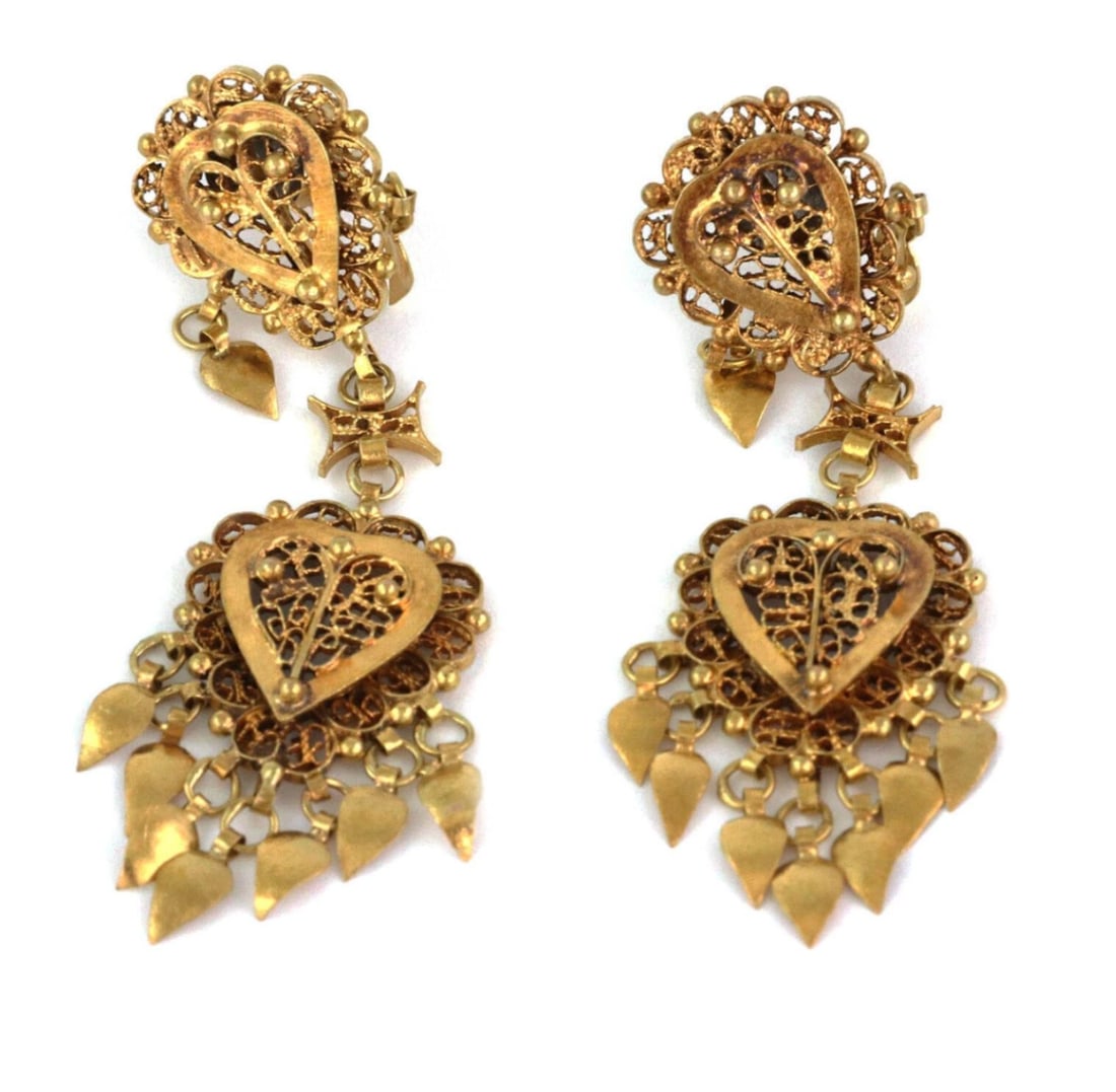 Vintage 14k Yellow Gold Filigree Heart Dangle Earrings: Vintage 14k Yellow Gold Filigree Heart Dangle Earrings Vintage estate double-heart filigree dangle/drop earrings crafted in 14k yellow gold. The design features intricate openwork heart motifs with de