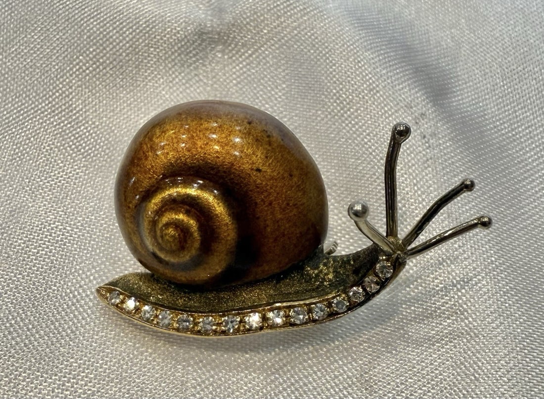 French 18K Enameled Gold Diamond Snail Brooch Art Piece: French 18K Enameled Gold Diamond Snail Brooch Art Piece Discover a stunning French 18K enameled gold diamond snail brooch, a true masterpiece of art. Crafted from yellow gold with exquisite attention 