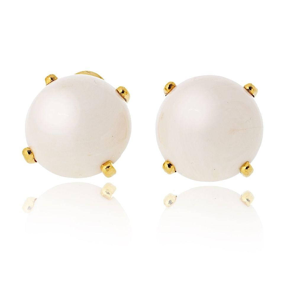 David Webb 18K Yellow Gold White Coral Clip-On Earrings: David Webb 18K Yellow Gold White Coral Clip-On Earrings Elevate your accessory collection with these stunning David Webb clip-on earrings, crafted from luxurious 18K yellow gold. These earrings featur