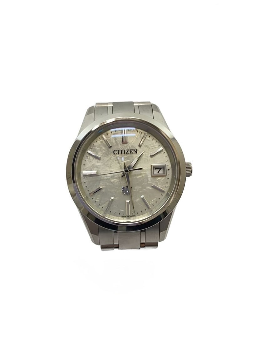 Citizen titanium solar men's wristwatch white dial: Citizen titanium solar men's wristwatch white dial This CITIZEN The Citizen Solar men's wristwatch features a durable titanium case and band, offering a lightweight yet robust design. The watch showca