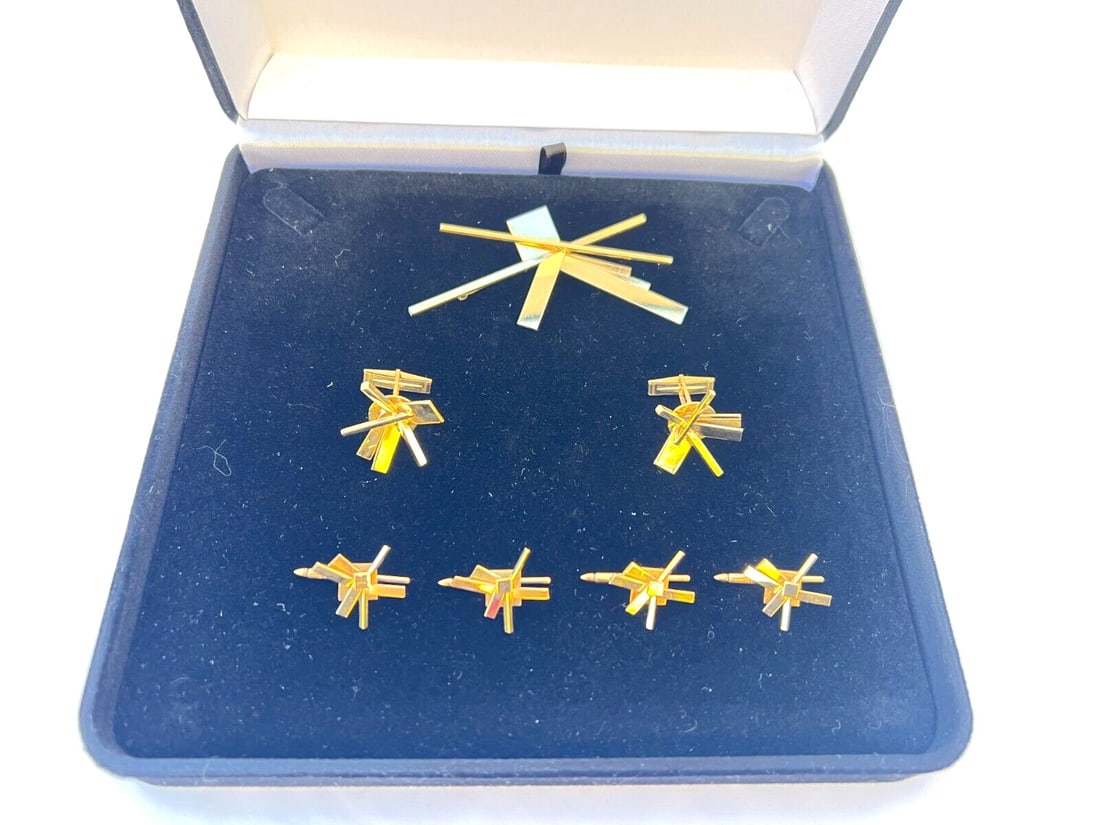 14K Yellow Gold Dress Set Cufflinks Brooch Fully Hallmarked: 14K Yellow Gold Dress Set Cufflinks Brooch Fully Hallmarked This exquisite dress set features a stunning collection of 14K yellow gold cufflinks and a brooch. The brooch measures 3" x 2", adding a tou