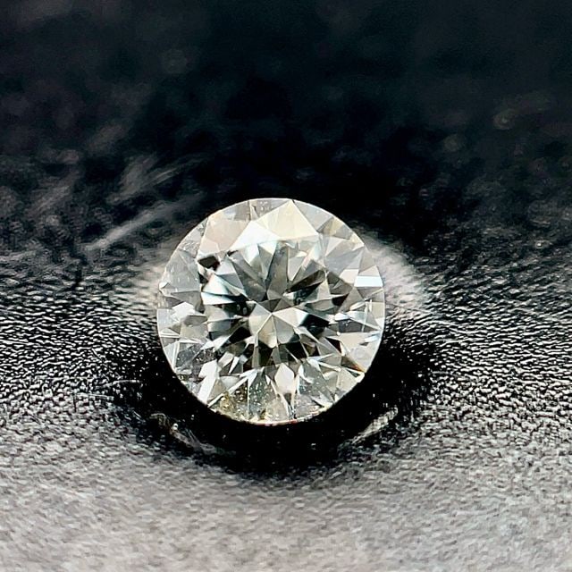 Loose Diamond - ROUND 0.46ct F I2: Loose Diamond - ROUND 0.46ct F I2 Source: Natural Shape: ROUND Carats: 0.46 Color: F Clarity: I2 Certification: GIA The Diamond Depot Guarantee: All items in this auction are guaranteed to be 100% aut