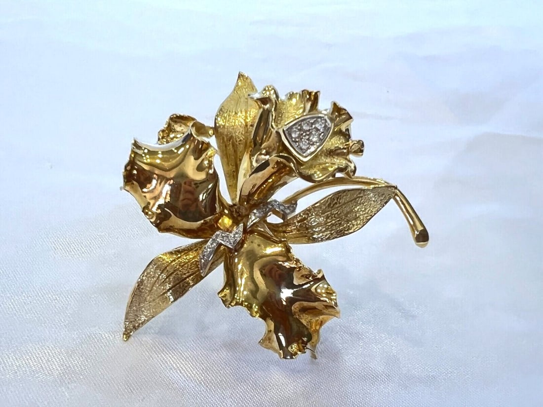 Peter Linderman 18K Yellow Gold Diamond Brooch Necklace Signed: Peter Linderman 18K Yellow Gold Diamond Brooch Necklace Signed Introducing an exquisite Peter Linderman brooch necklace, crafted from luxurious 18K yellow gold and adorned with stunning diamonds. This