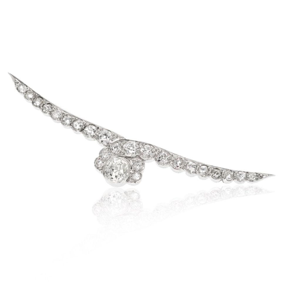 Antique Platinum Brooch with 3.00ct Old Mine Diamonds: Antique Platinum Brooch with 3.00ct Old Mine Diamonds This exquisite brooch features an antique design crafted from premium platinum. It showcases a total diamond weight of approximately 3.00 carats, 