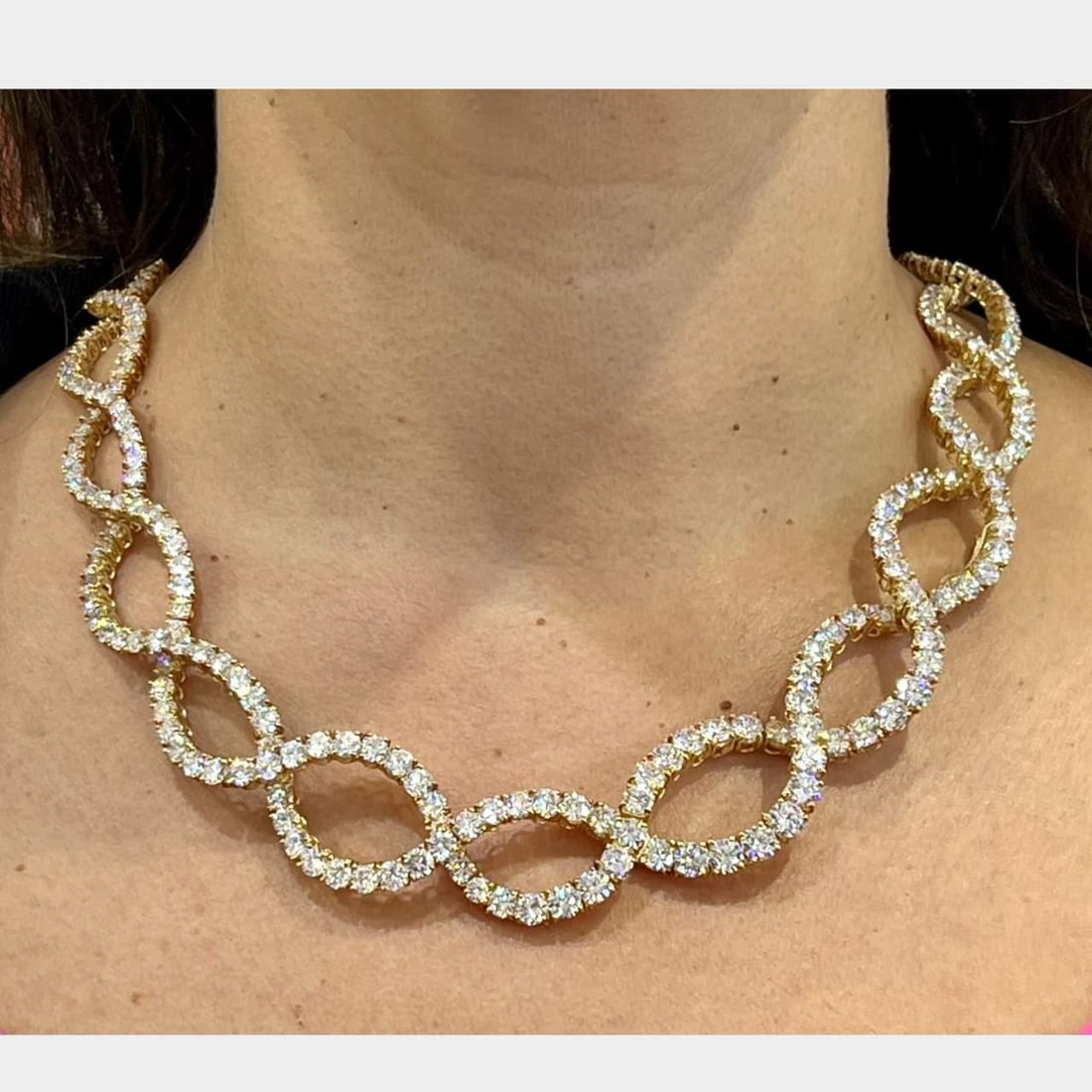 French 18K Yellow Gold Necklace 319 Diamonds 89.00 Ct F-G VVS-VS: French 18K Yellow Gold Necklace 319 Diamonds 89.00 Ct F-G VVS-VS Exquisite French necklace crafted from 18K yellow gold, featuring a stunning array of 319 diamonds totaling approximately 89.00 carats.