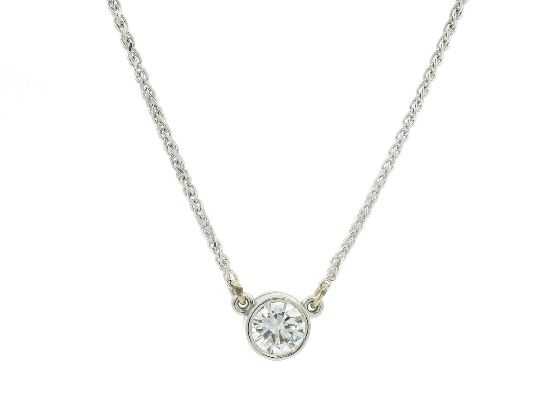 14k White Gold 0.75ct G VVS Diamond Solitaire Pendant Necklace: 14k White Gold 0.75ct G VVS Diamond Solitaire Pendant Necklace This exquisite pendant necklace features a stunning solitaire diamond, meticulously set in solid 14k white gold. The centerpiece is a nat