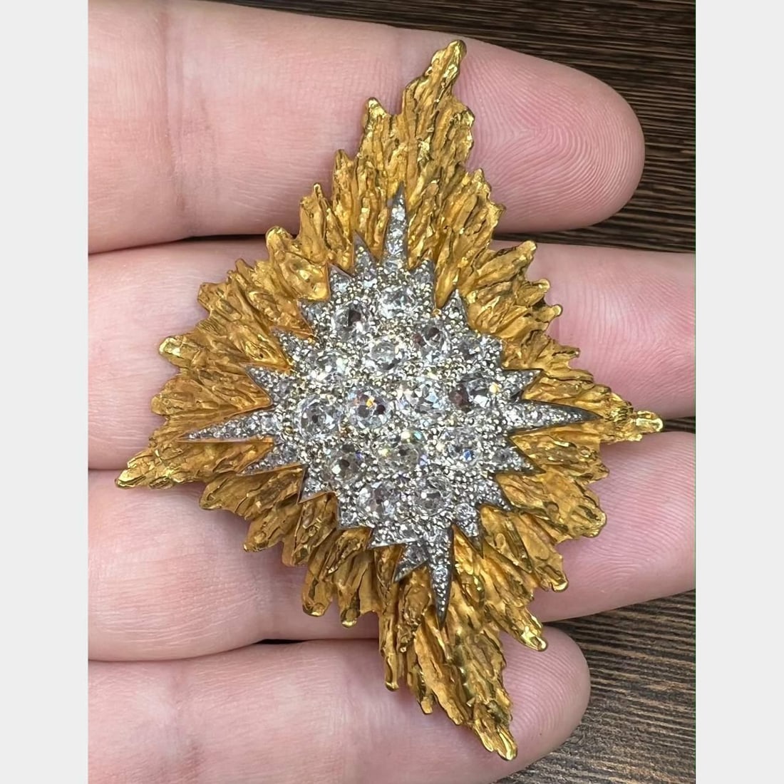 Stunning 5.00 Ct Old Mine Diamond Brooch in 18K Gold: Stunning 5.00 Ct Old Mine Diamond Brooch in 18K Gold This exquisite brooch showcases the timeless beauty of Old Mine Diamonds, set in luxurious 18K yellow gold. The piece weighs 26.1 grams and feature