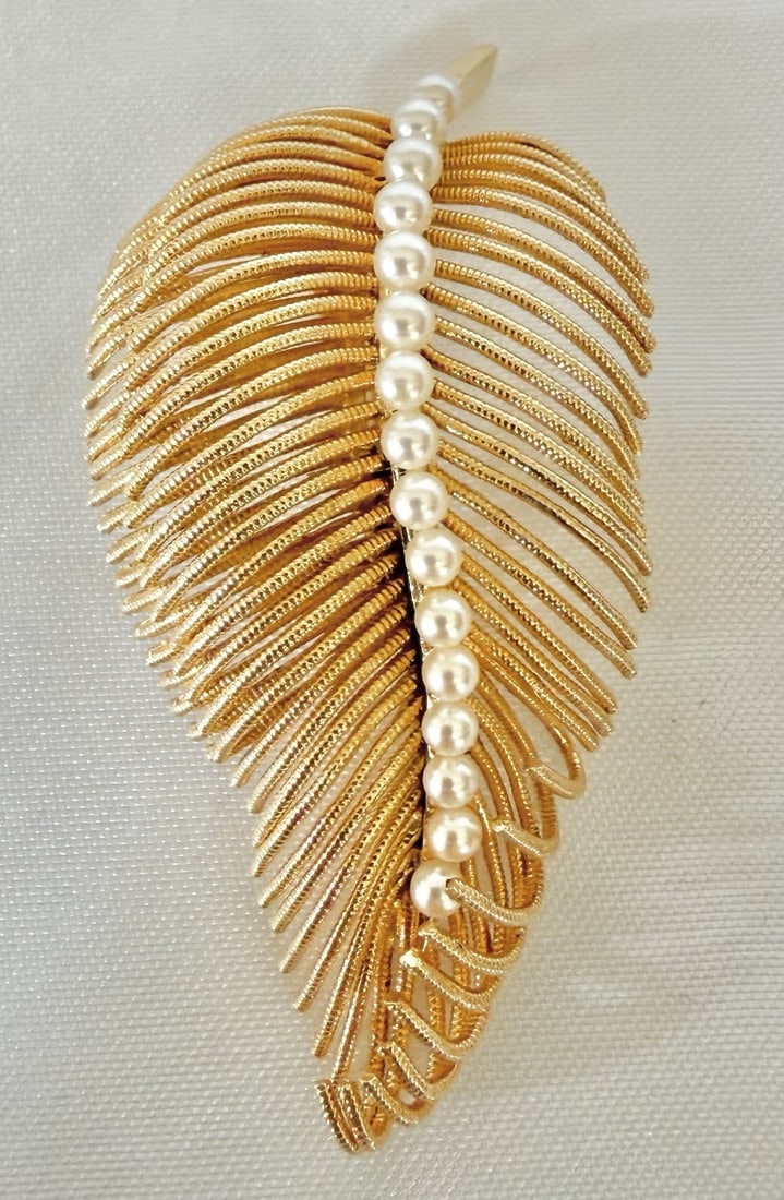 Yellow Gold Leaf Brooch with Pearls in 14K: Yellow Gold Leaf Brooch with Pearls in 14K This elegant brooch is crafted from 14k yellow gold and features a detailed leaf design adorned with 16 pearls, each measuring between 2.00 and 2.50mm. The b