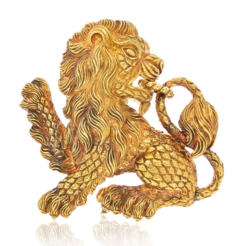 David Webb 18K Yellow Gold Lion Brooch 1970s Signed WEBB: David Webb 18K Yellow Gold Lion Brooch 1970s Signed WEBB Discover the stunning David Webb Lion Pendant Brooch, a breathtaking piece crafted in 18K yellow gold. This exquisite brooch, weighing 111.5 gr
