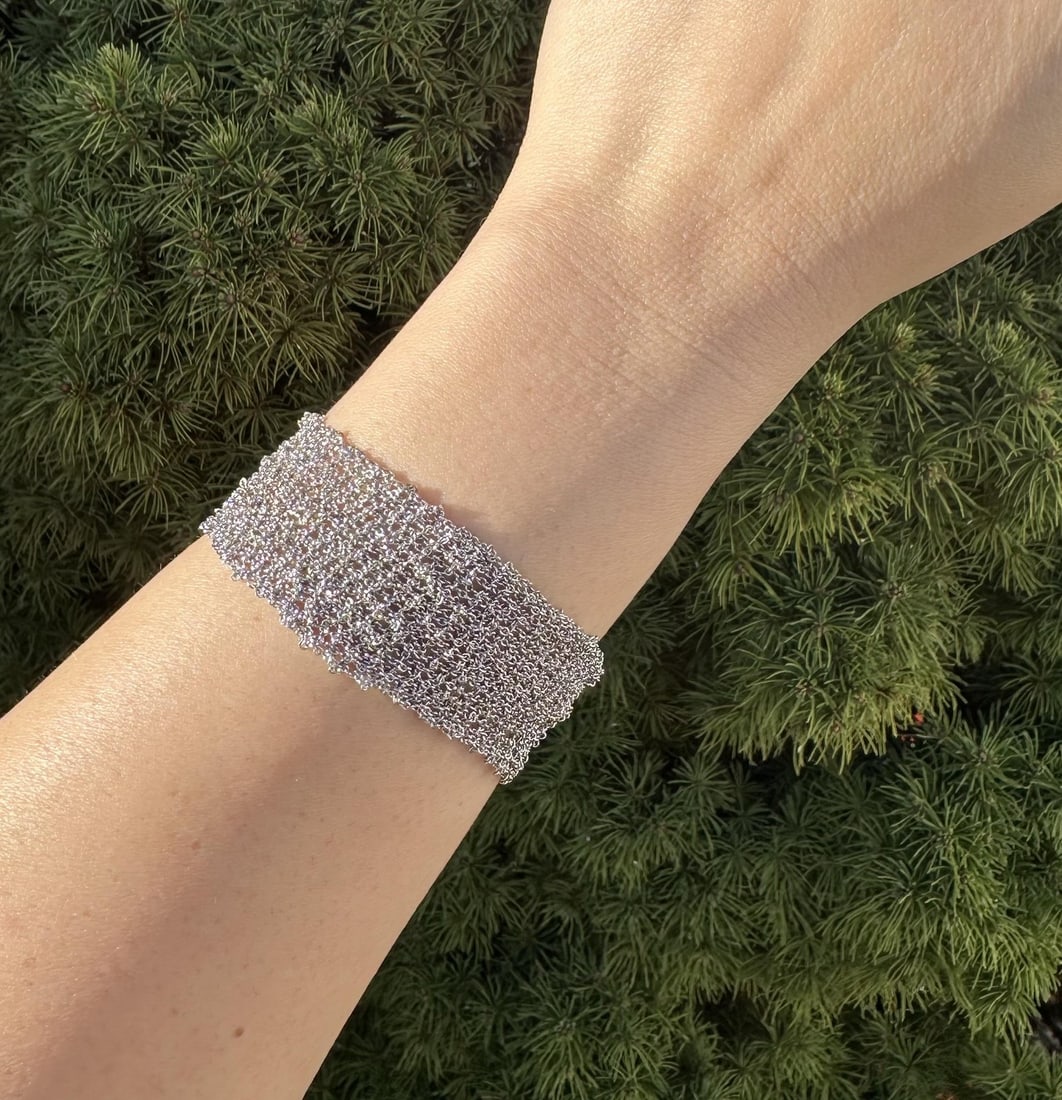 Wide Cable Mesh Link Bracelet in 14k White Gold Italian Push Bar Clasp: Wide Cable Mesh Link Bracelet in 14k White Gold Italian Push Bar Clasp Italian-made wide cable mesh bracelet crafted in solid 14k white gold with a large push bar clasp. This pre-owned bracelet has a 