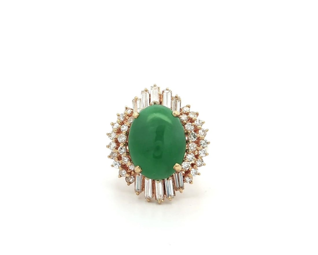 Vintage 18k Yellow Gold 4.90ctw Apple Green Jade Diamond Band Ring: Vintage 18k Yellow Gold 4.90ctw Apple Green Jade Diamond Band Ring This exquisite vintage band ring features a stunning 4.90 carat apple green jade stone, elegantly set against a backdrop of brilliant